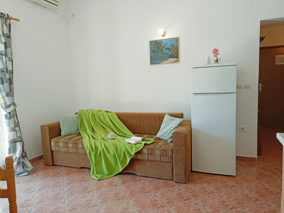 Holiday Home Larma セニ エクステリア 写真