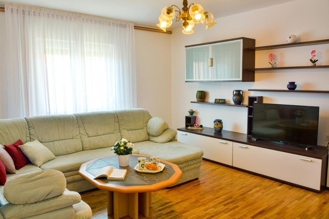 Holiday Home Larma セニ エクステリア 写真