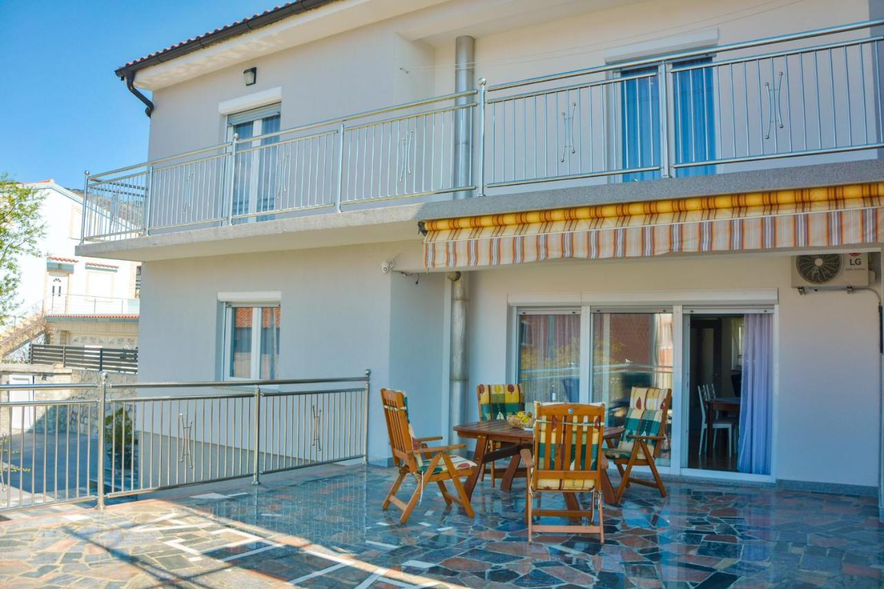 Holiday Home Larma セニ エクステリア 写真