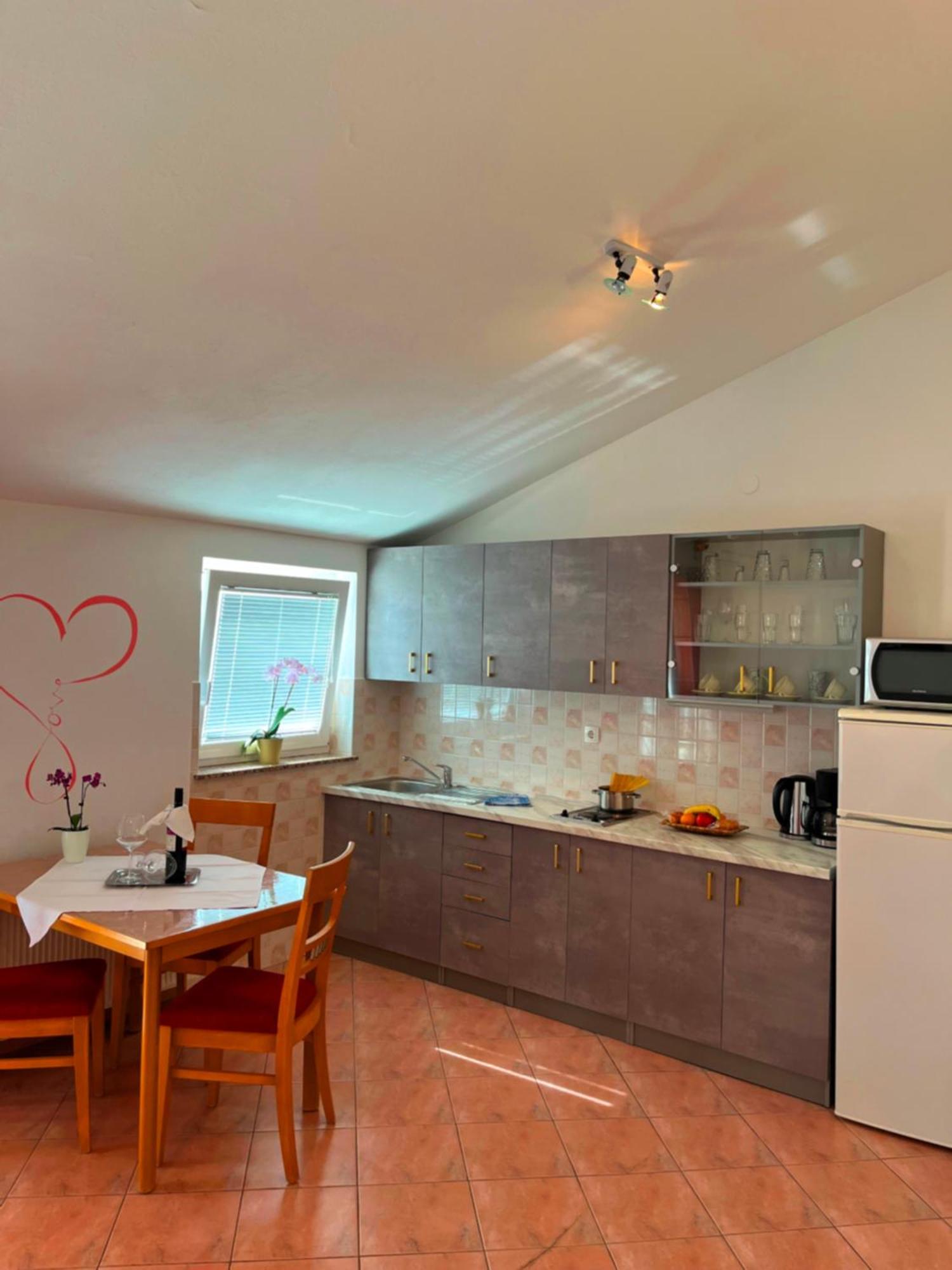 Holiday Home Larma セニ エクステリア 写真