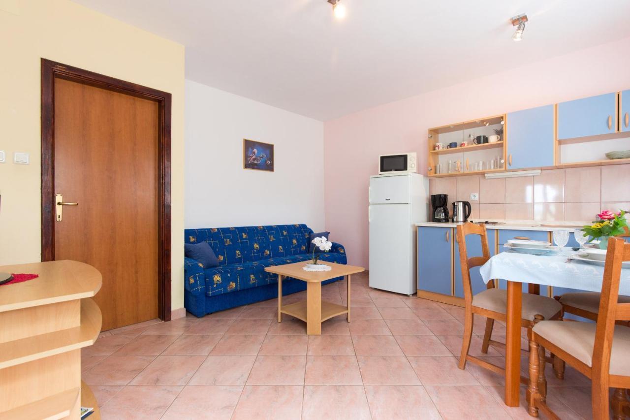 Holiday Home Larma セニ エクステリア 写真