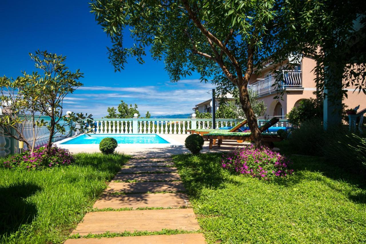 Holiday Home Larma セニ エクステリア 写真