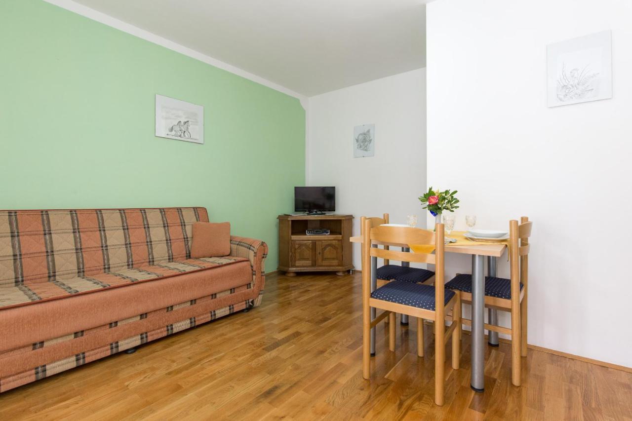Holiday Home Larma セニ エクステリア 写真